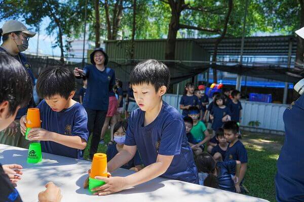 【團康活動】：杯觥交錯，讓孩童從競賽中爭取榮譽與團隊合作