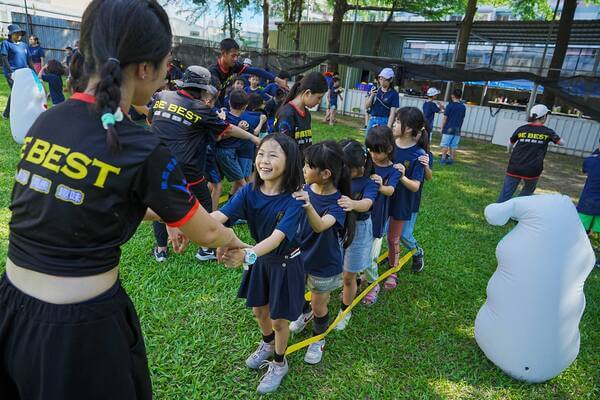 【趣味競賽】：蜈蚣競走，工作人員溫馨的帶領低年級孩童一起遊戲