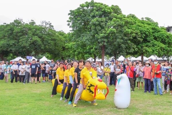 除了參賽隊伍外還有最熱情民眾加油